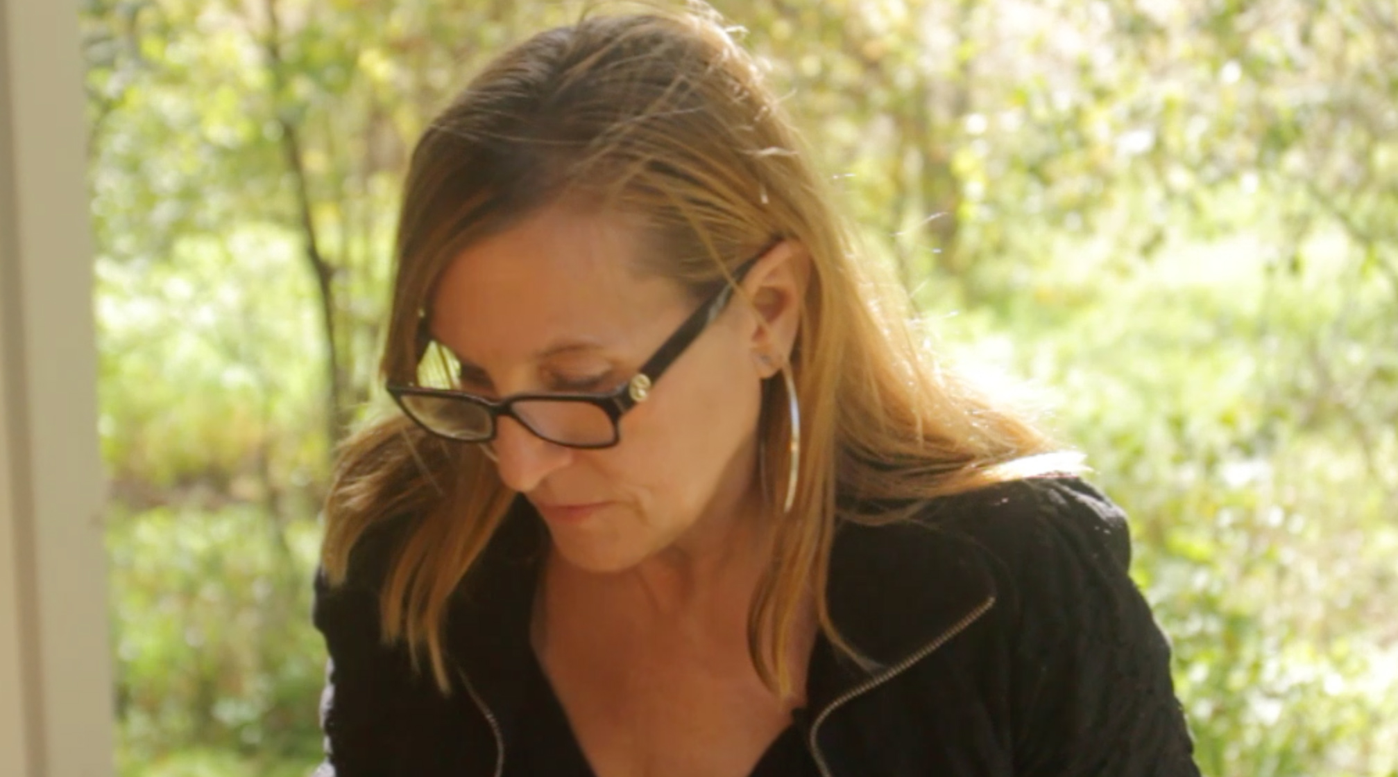 photo of Lucy Lamp outside with trees in background